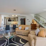 Relaxing Family Retreat With Stunning Golf Views